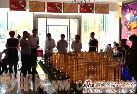图为尚东辉煌城团购现场 沙盘前选房者众多 图为尚东辉煌城团购现场 沙盘前选房者众多