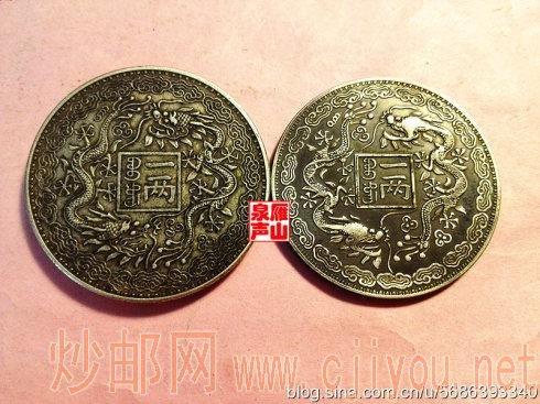 两者的直径相同,但厚度差距很大,重量分别是26.8克和37.2克。